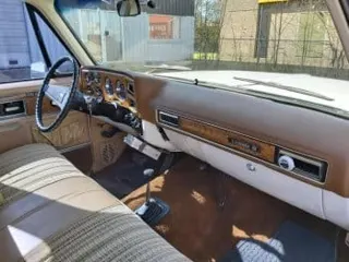 1977 Chevrolet Suburban K10 — photo 23