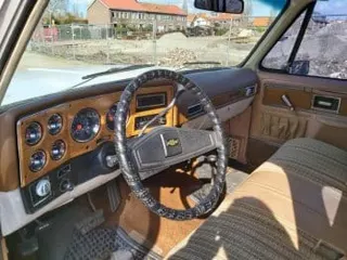 1977 Chevrolet Suburban K10 — photo 15