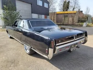 1969 Oldsmobile 98 luxury hardtop sedan — photo 2